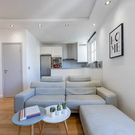 Air-conditioned 2-br With Garage Near The Apartment